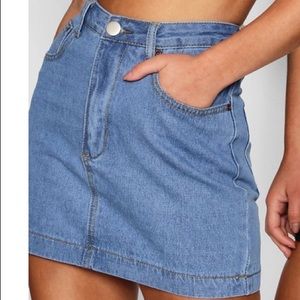 Cute denim miniskirt that’s perfect for summer